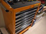 une armoire à outils sur laquelle sont rangés de nombreux outils différents