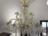 un lustre en verre suspendu au plafond d'une pièce