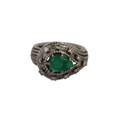 Gros plan sur une bague contenant une pierre verte