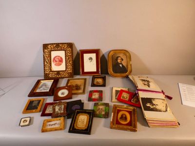 une table avec beaucoup de photos et d'images dessus