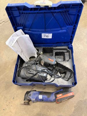 une boîte à outils bleue avec des outils sur le sol