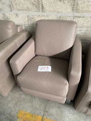 1 Fauteuil en cuir DOLLARO beige, pieds métal chromé.