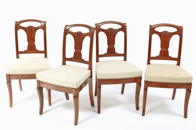 quatre chaises avec dossier rembourré et coussins d'assise rembourrés