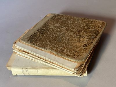 plusieurs vieux livres empilés sur une table
