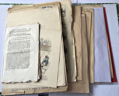 une pile de vieux papiers posée sur une table