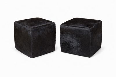une paire de tabourets cubiques en velours noir sur fond blanc