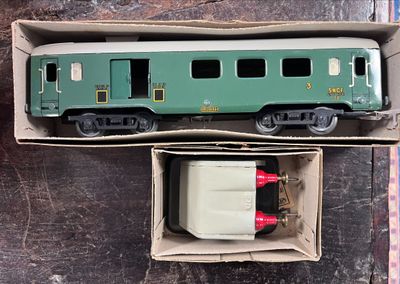 1 wagon voyageur tôlé vert SNCF / JEP + un butoir JEP