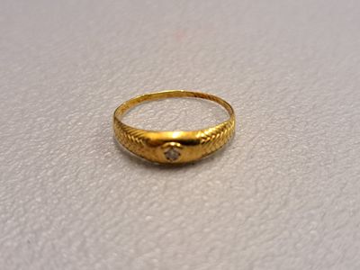 Petite bague à monture en or 18K 750 millièmes sertie d'un é…