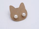 une boucle d'oreille en forme de chat ornée de perles