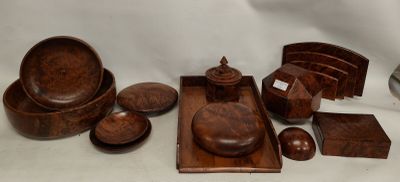 Bel ensemble d'objets en bois et loupe de bois composé d'un …