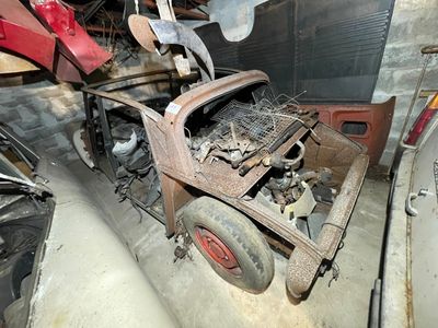 une vieille voiture rouillée garée dans un garage