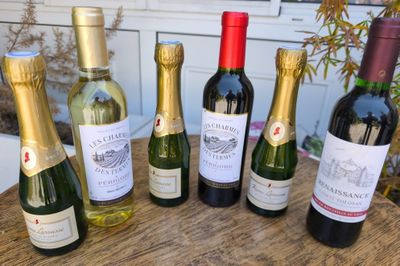plusieurs bouteilles de vin posées sur une table en bois