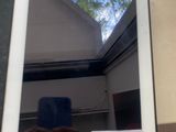 une photo d'une tablette sur laquelle on voit une personne en train de prendre une photo