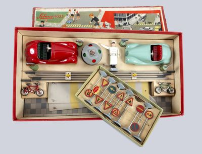 une petite voiture rouge dans une boîte avec d'autres petites voitures