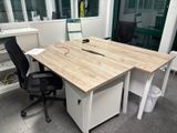 un bureau sur lequel se trouve un ordinateur portable, avec une chaise devant