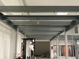 un chariot élévateur garé à l'intérieur d'un bâtiment