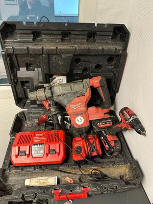 de nombreux outils dans une boîte à outils posée sur une table