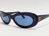lunettes de soleil Chanel noires à verres bleus