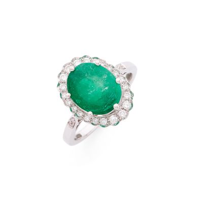 une bague en émeraude et diamant