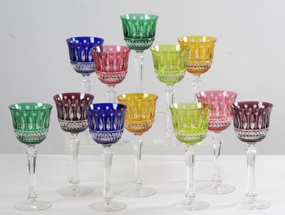 DOUZE VERRES A VINS DU RHIN, en cristal taillé de couleur et…
