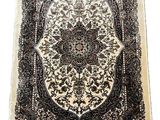 un tapis oriental avec un motif de médaillon sur fond blanc