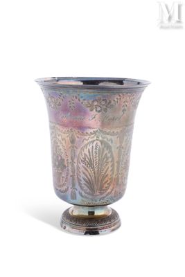 un vase en argent posé sur un socle