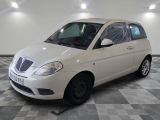 la photo d'une petite voiture blanche garée dans un garage