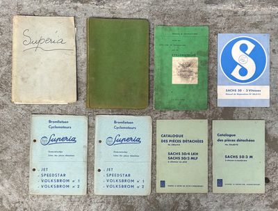 de nombreux livres qui traînent par terre