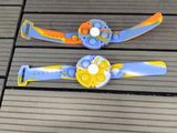 deux montres posées sur une table en bois