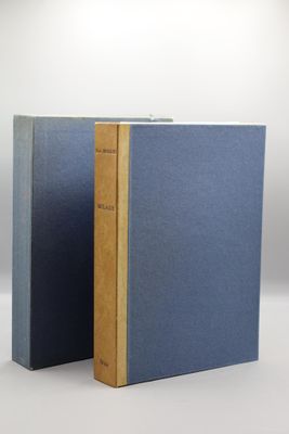 deux livres posés l'un sur l'autre sur une surface blanche