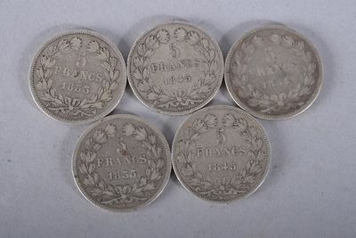 quatre pièces d'argent sur lesquelles figurent les noms des pays