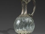 un vase en argent et en verre muni d'une anse