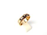 l'image d'une bague en or ornée de diamants