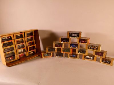 un grand nombre de petites voitures posées sur une table