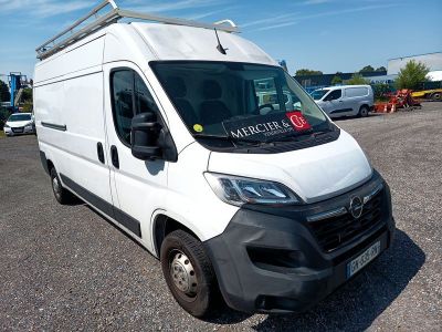 une camionnette blanche garée dans un parking