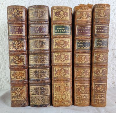 un tas de vieux livres posés sur une table