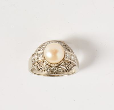 une image d'une bague en perles et diamants sur une surface blanche