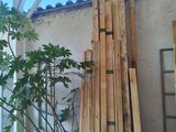un tas de bois posé contre le mur d'un immeuble