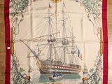 une image représentant une banda rouge et blanche sur laquelle figure un bateau