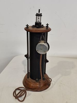 une horloge posée sur un socle en bois