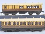 deux trains qui sont à l'arrêt côte à côte sur les voies
