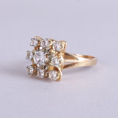 une image représentant une bague en or sertie d'un bouquet de diamants