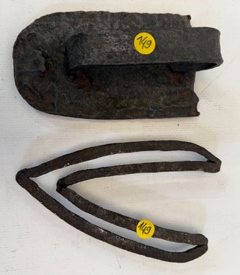 une vieille paire de pinces et une paire de tenailles posées sur une surface blanche