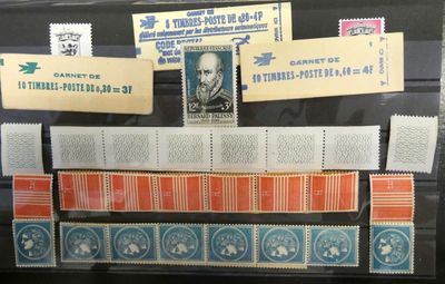 une photo d'une vitrine contenant des timbres et des envois postaux