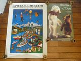 deux affiches accrochées au mur d'un musée et un ours en peluche
