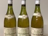 trois bouteilles de vin posées sur une table l'une à côté de l'autre