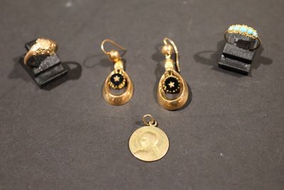 quatre types différents de bijoux exposés sur une table