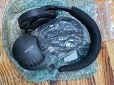 un casque posé sur une table