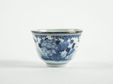 un petit bol bleu et blanc orné de fleurs
