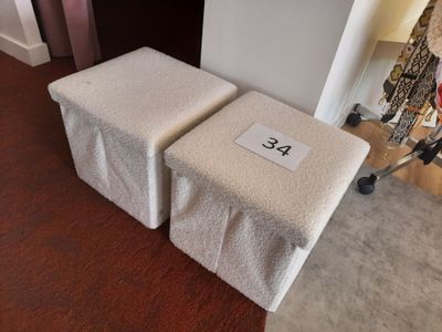 deux tabourets sur lesquels sont inscrits des chiffres